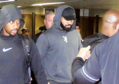 Vídeo: Ao desembarcar no Brasil, Drake ignora fãs no aeroporto 