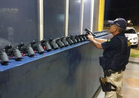 Após perseguição frenética em BR , polícia apreende carro com 29 pistolas de última geração