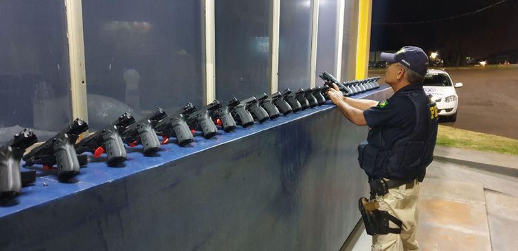 Após perseguição frenética em BR , polícia apreende carro com 29 pistolas de última geração