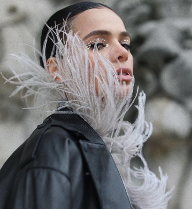 Com transparência, Bruna Marquezine deixa seios à mostra em Paris 