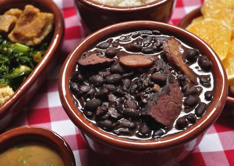 Feijoada beneficente arrecada recursos para o Lar Batista Janell Doyle em Manaus