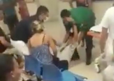 Vídeo: Paciente desmaia com demora no atendimento em hospital de Manaus