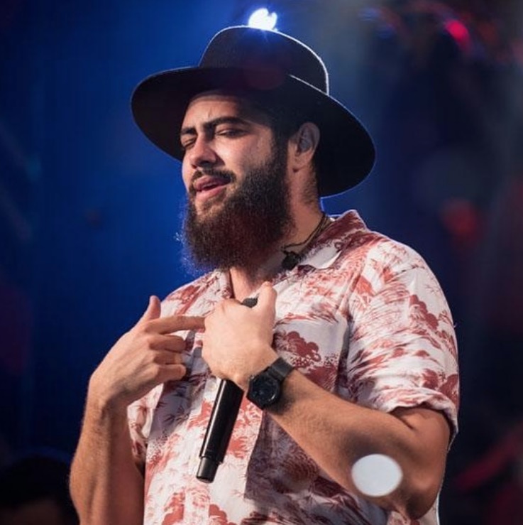 Cantor Henrique, da dupla com Juliano, dá tiro em touro durante exposição e causa polêmica  