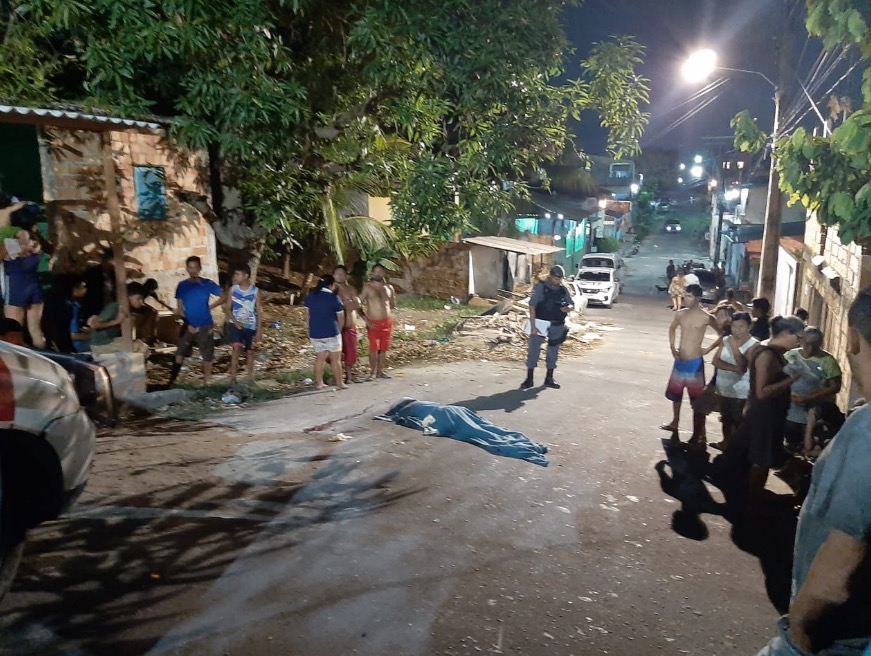 Jovem é brutalmente assassinado por homens em carro em rua de Manaus