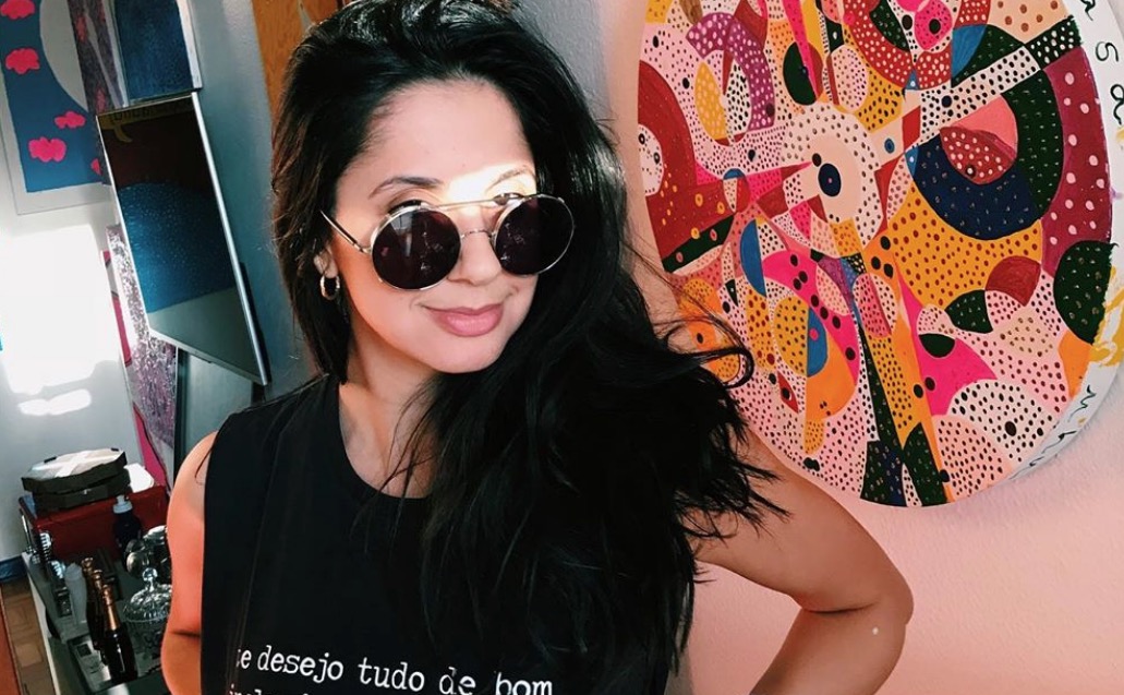 Vídeo mostra influencer sendo agredida a soco por empresário em restaurante