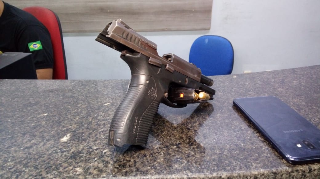 Em Manaus, homem é preso com arma de fogo de uso restrito da polícia 