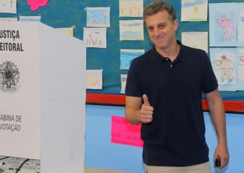 Luciano Huck cogita ser candidato à presidência 2022, diz colunista