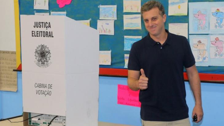 Luciano Huck cogita ser candidato à presidência 2022, diz colunista