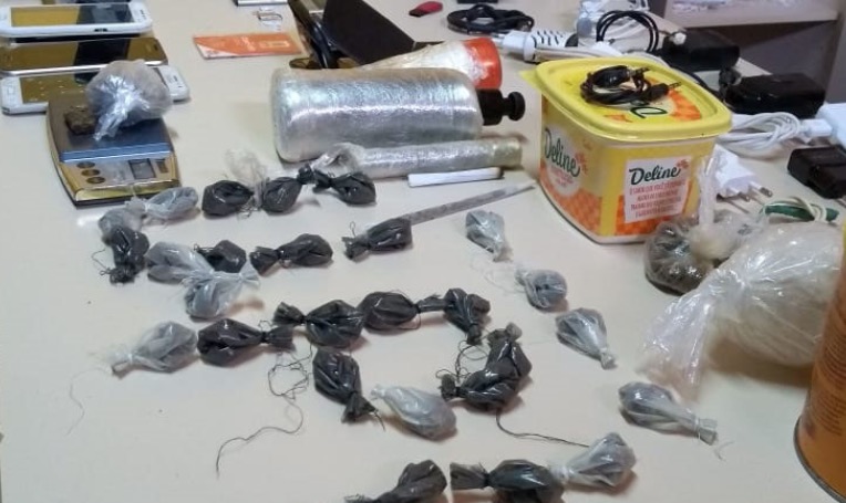 Varredura em presídio no Amazonas encontra celulares e mais de 30 armas caseiras 