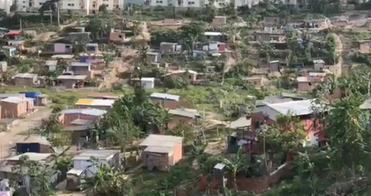 Polícia caça traficantes em operação na invasão Monte Horebe em Manaus
