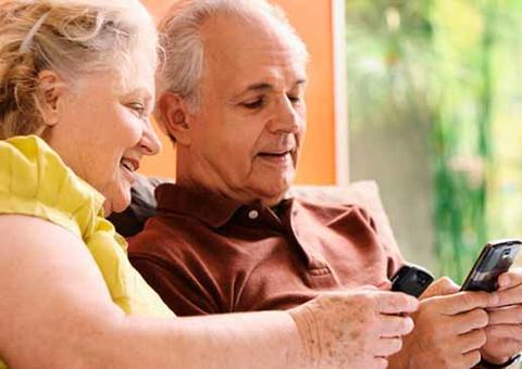 Senac Amazonas faz oficina grátis sobre uso de aplicativos de celular por idosos