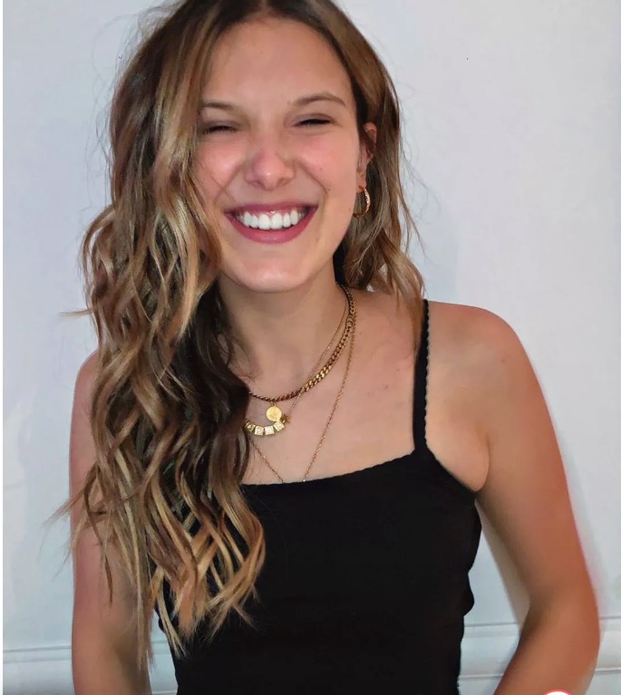 Millie Bobby Brown muda visual com stylist brasileira