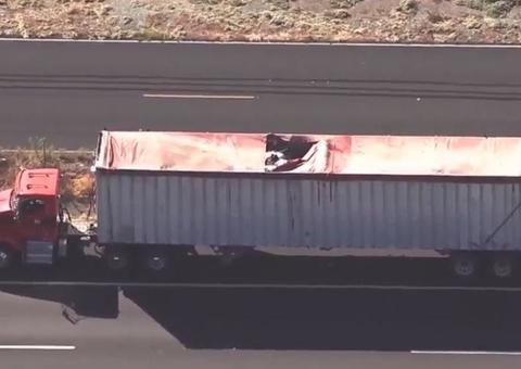 Paraquedista morre depois de bater em caminhão e cair na estrada