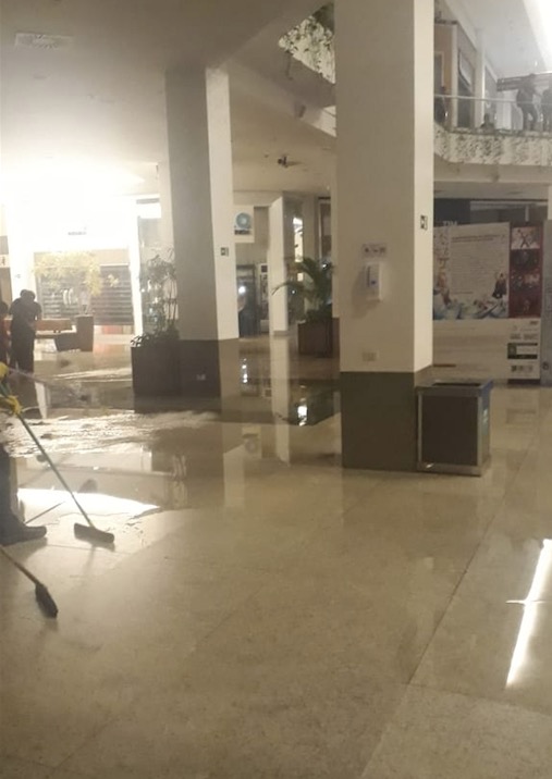 Shoppings de Manaus alagam durante tempestade e clientes se desesperam