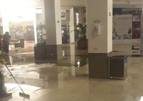 Shoppings de Manaus alagam durante tempestade e clientes se desesperam