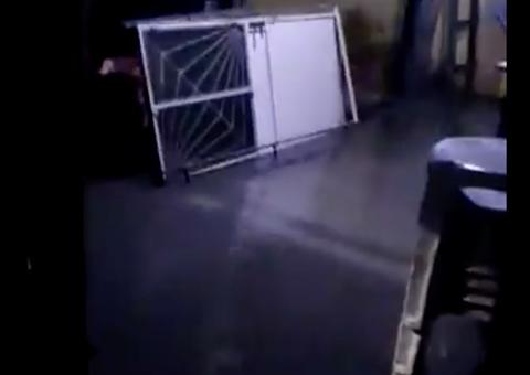 Moradores sofrem com alagamento de casas durante chuva em Manaus