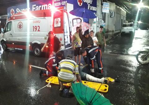 Motociclista sofre acidente ao desviar de cachorro durante chuva em Manaus 