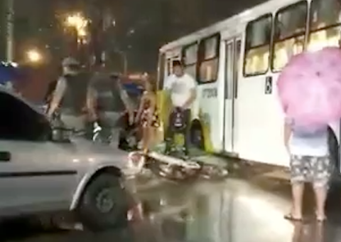 Em pista molhada, ônibus perde o controle e invade meio-fio em Manaus