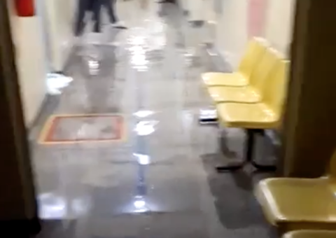 Corredor de Maternidade de Manaus fica alagado após forte chuva 