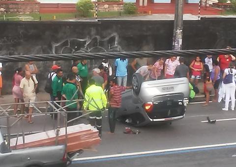 Carro capota violentamente e deixa duas pessoas feridas em avenida de Manaus