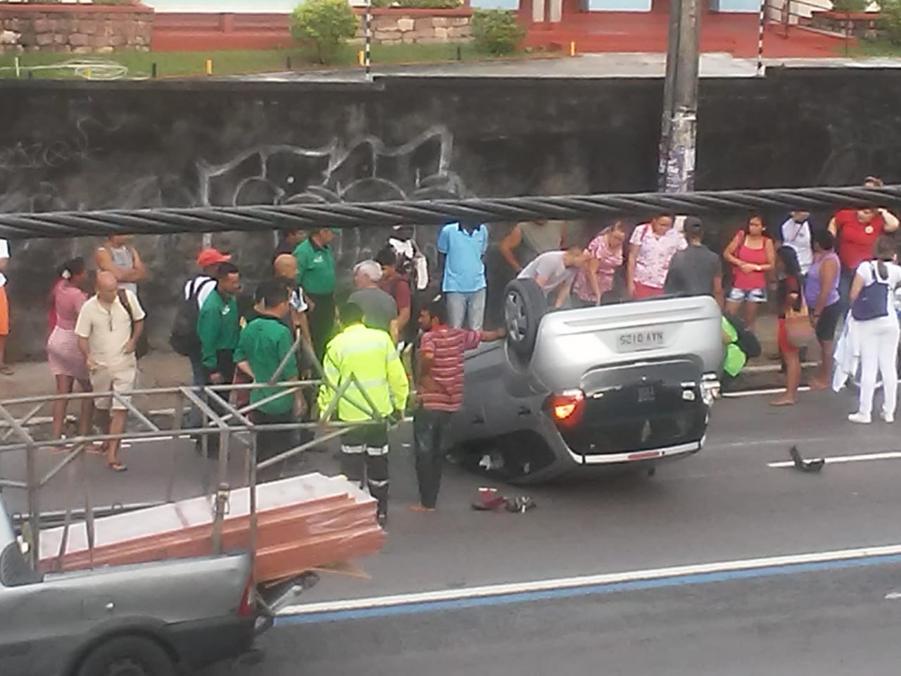 Carro capota violentamente e deixa duas pessoas feridas em avenida de Manaus