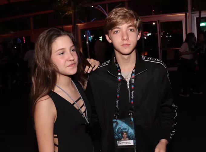 Filho de Luciano Huck e Angélica, Joaquim surge com namorada no Rock in Rio