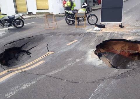 Cratera engole pista e causa transtornos no trânsito em Manaus