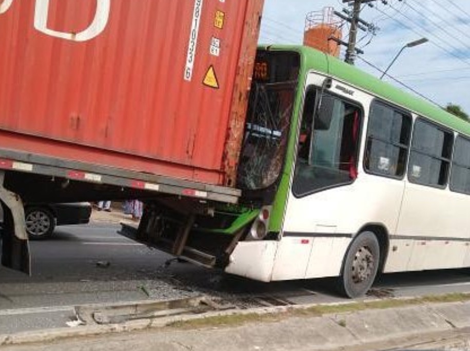 Ônibus e carreta se chocam no meio de avenida em Manaus