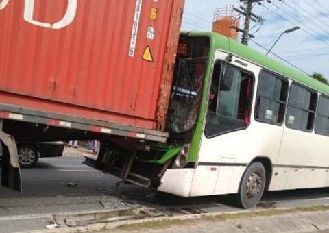 Ônibus e carreta se chocam no meio de avenida em Manaus