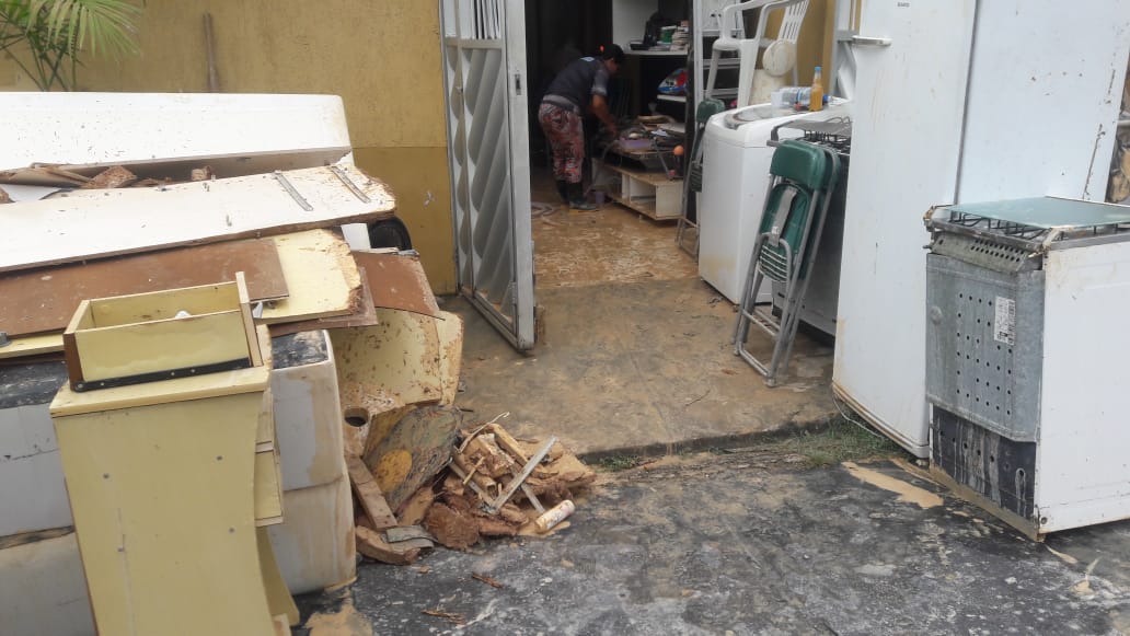 Barranco de prédio em construção desmorona e invade mais de 15 casas em Manaus