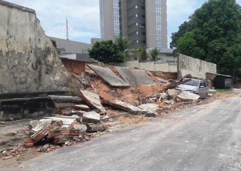 Muro do TJAM desaba sob carro durante temporal em Manaus