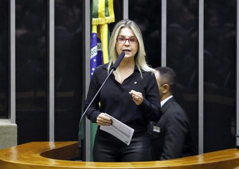 Proposta obriga anunciante a informar que foto de modelo foi editada