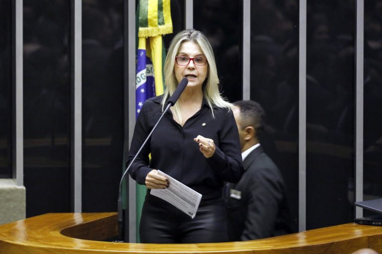 Proposta obriga anunciante a informar que foto de modelo foi editada