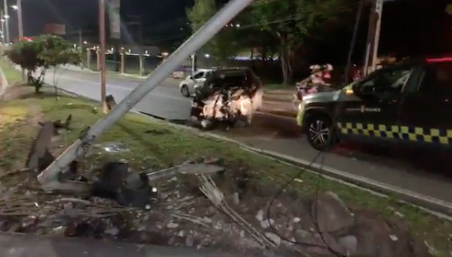 Carro fica destruído ao bater em postes em avenida em Manaus