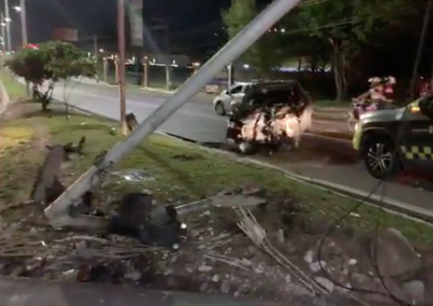Carro fica destruído ao bater em postes em avenida em Manaus