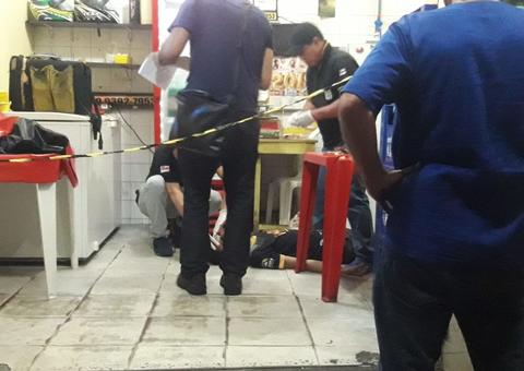 Homem é assassinado quando preparava sanduíches para clientes em Manaus