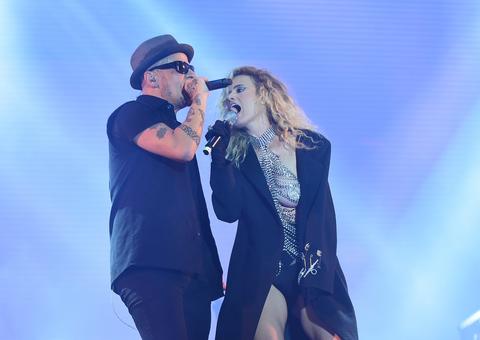  Ana Cañas faz topless em show com Titãs no Rock in Rio 