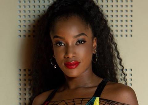 Iza dança de biquíni mínimo e encanta fãs