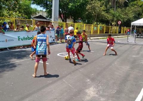 Brincando na Rua agita bairro de Manaus com competição de futebol de rua