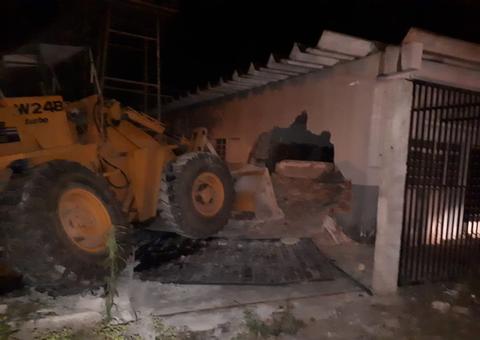 Ladrões usam pá carregadeira para furtar cofre de posto