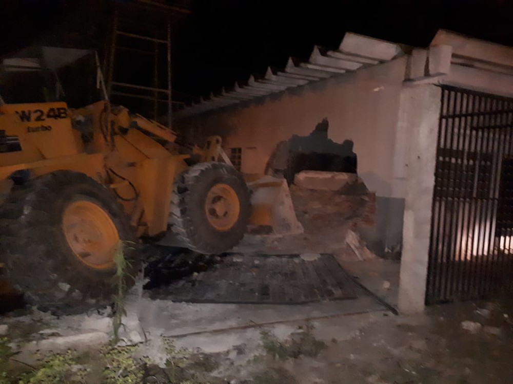 Ladrões usam pá carregadeira para furtar cofre de posto