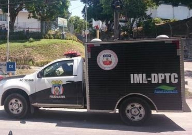 Homem atropela e mata idoso ao sair com carro da garagem de casa em Manaus
