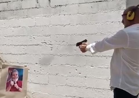 Assessor de deputado do PSL grava vídeo atirando em foto de Lula