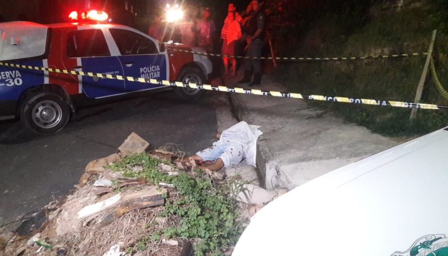 Homem tenta correr mas é assassinado a tiros por grupo em carro em Manaus
