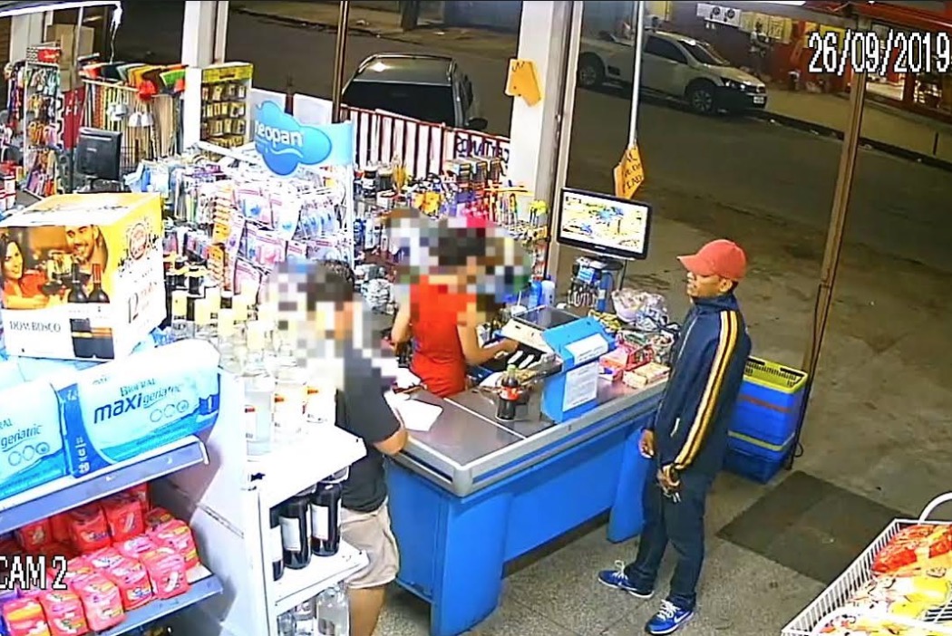 Polícia pede apoio para localizar envolvido em roubo a supermercado em Manaus