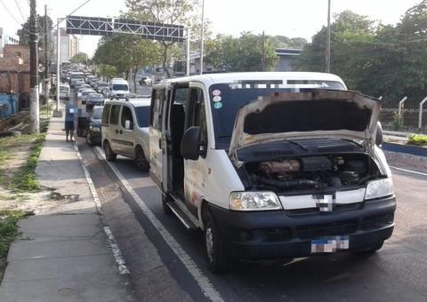 Van em pane mecânica para trânsito e causa caos em avenida de Manaus