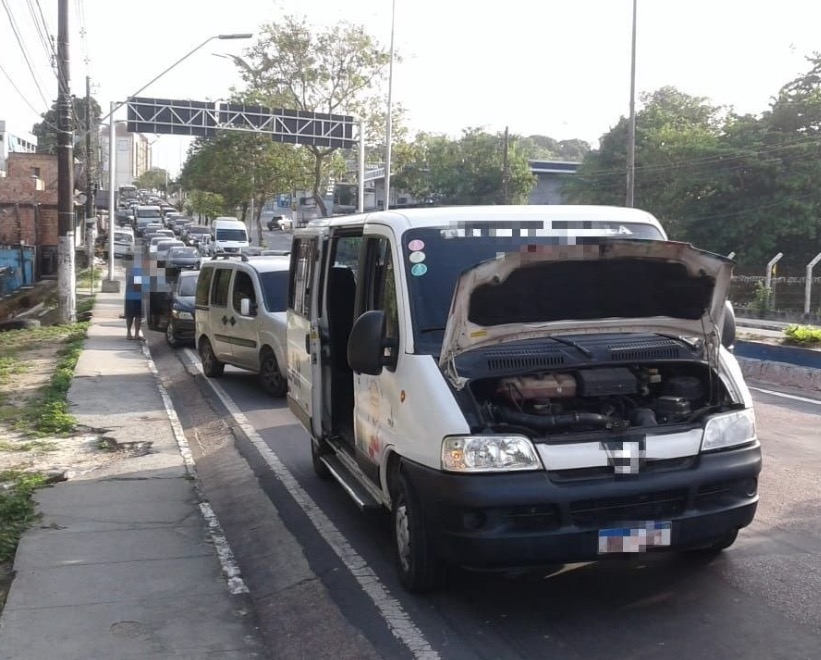 Van em pane mecânica para trânsito e causa caos em avenida de Manaus