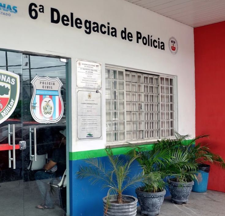 Assaltantes atrapalhados caem de motocicleta em fuga e acabam presos em Manaus