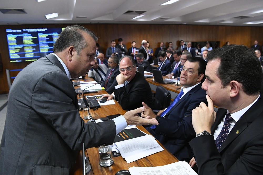 Reforma da Previdência é aprovada em comissão do Senado 