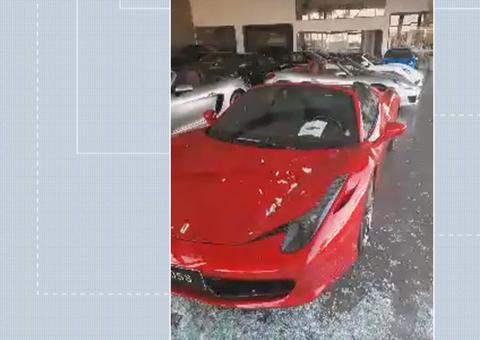 Homem joga pedra em loja e acerta Ferrari de R$ 1,5 milhão